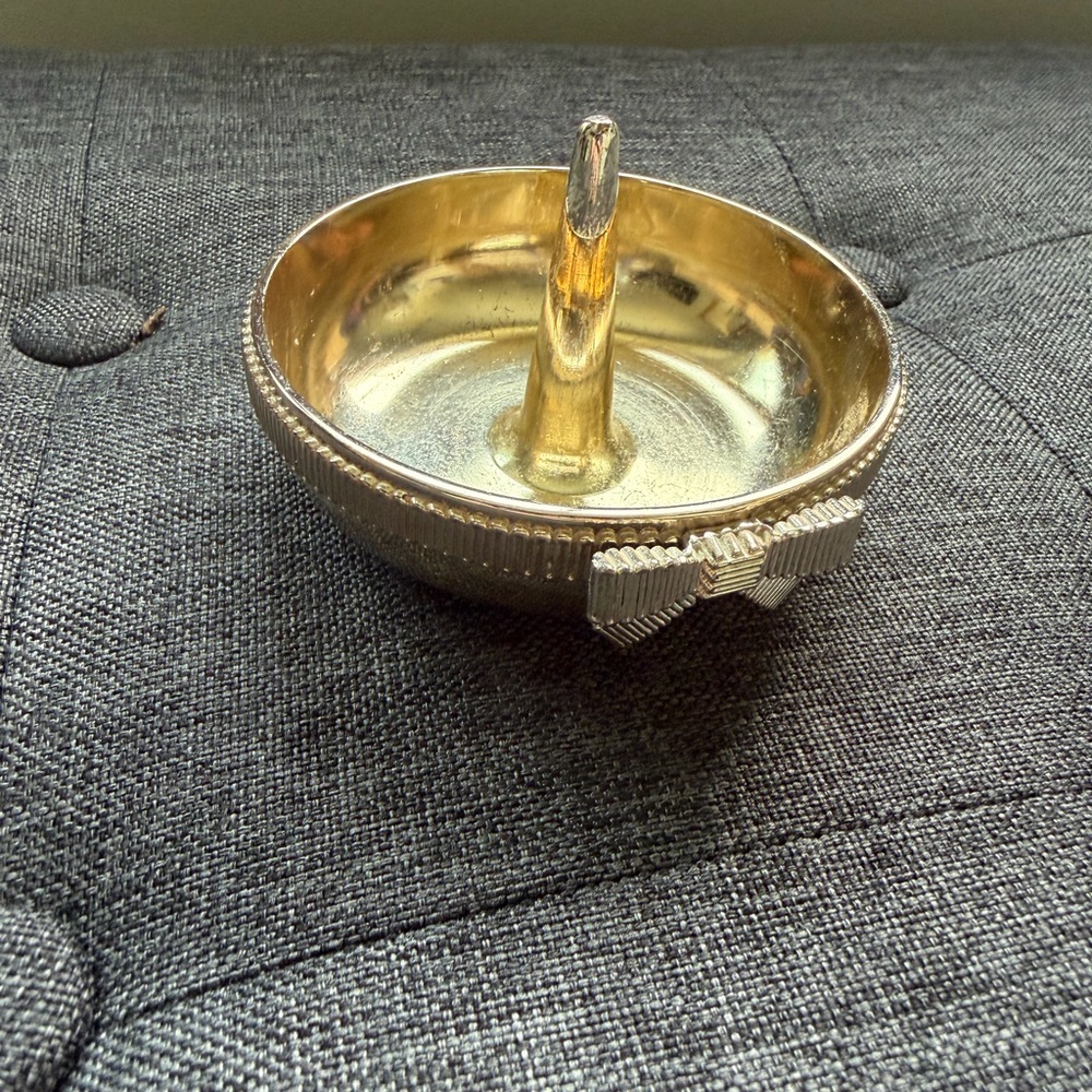 Kate spade gold-tone round jewelry dish with bow accent